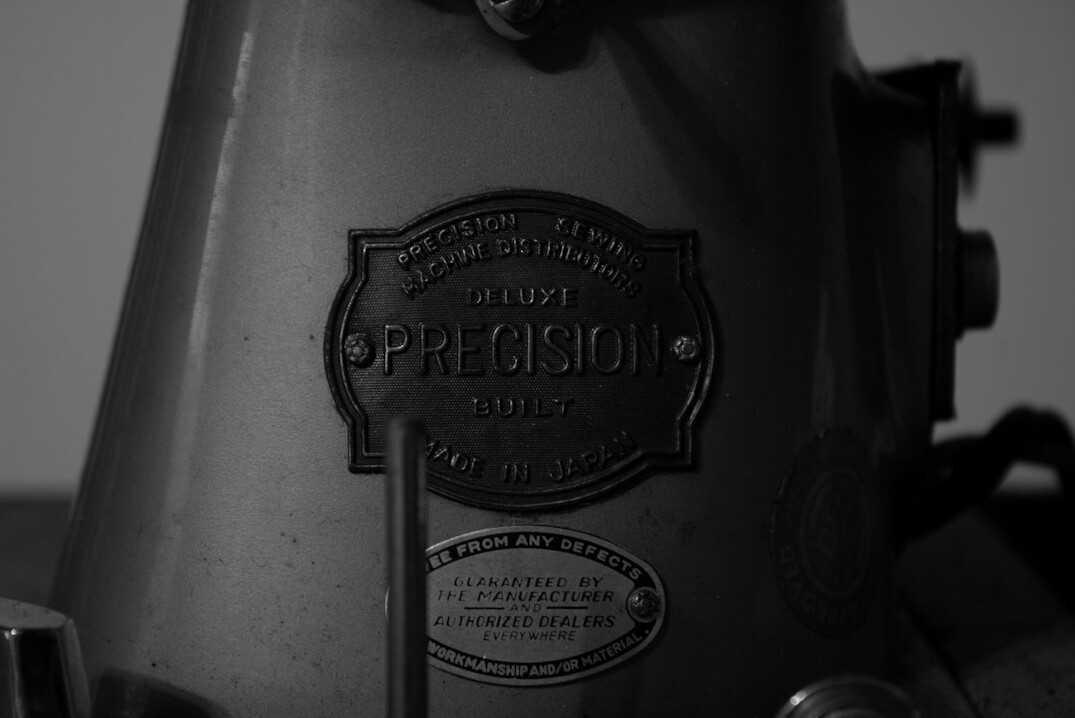 Vintage pisaća mašina s papirom